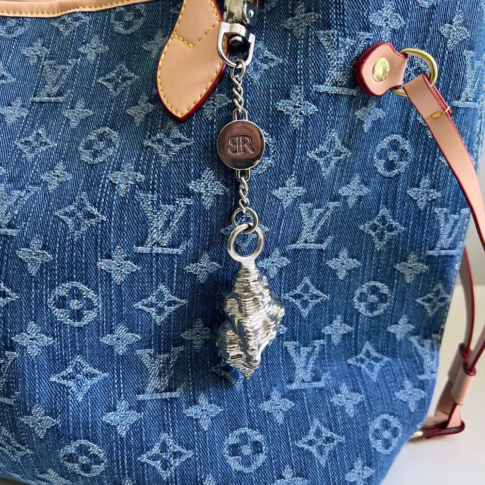 Br Silver Shell Bag Charm - image 1